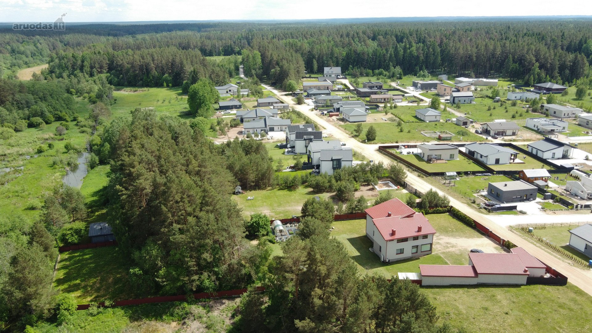 Parduodamas erdvus namas Su Pilnai Aptvertu