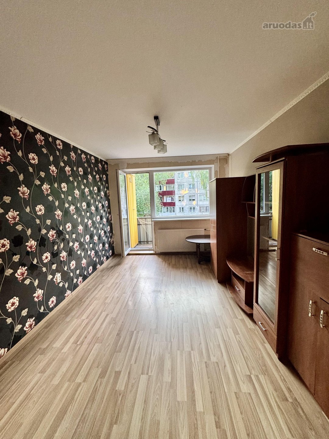 Parduodamas 2 kambarių butas Rasos g., Šiauliuose.