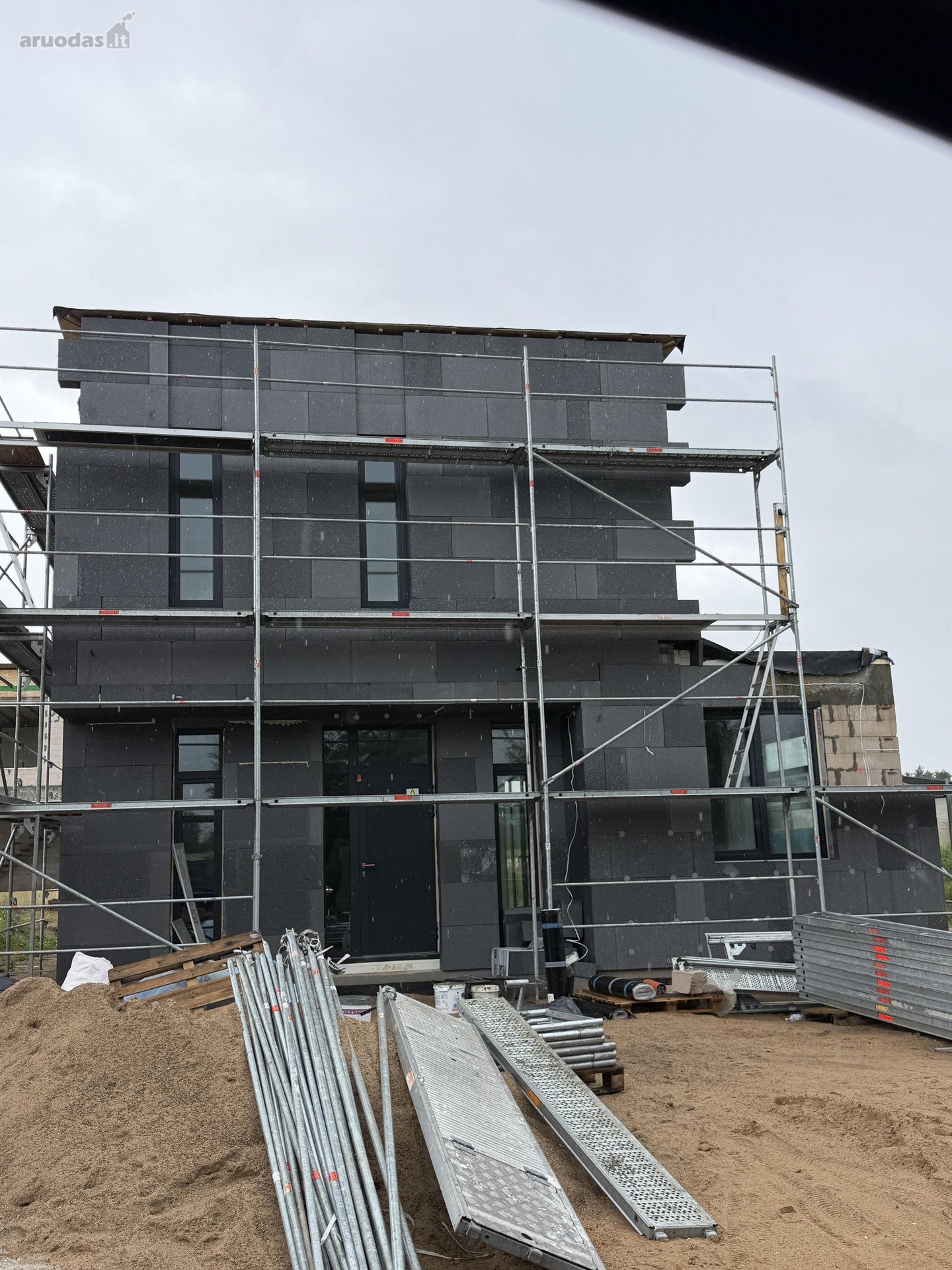 148,57 m² namas, net 11 arų sklypas. Jau yra