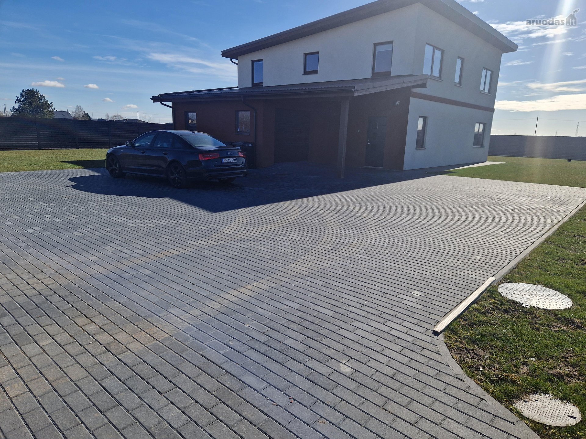 Erdvus kraštinis namas su įspūdinga panorama