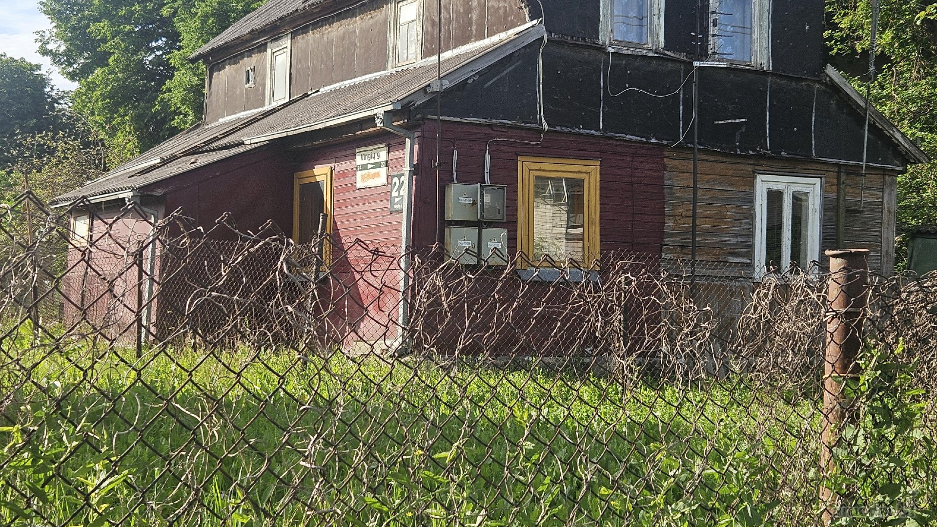 Parduodamas 1butas iš 4-ių mediniame name