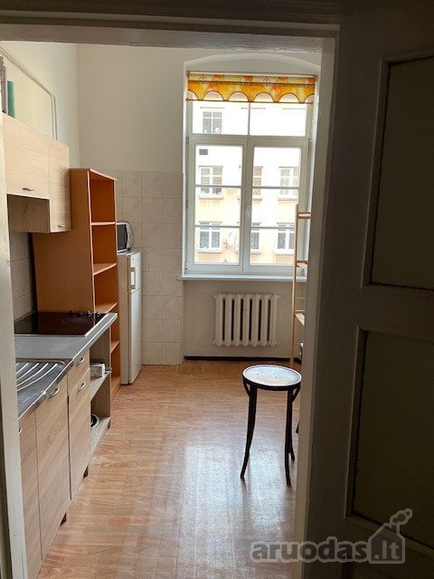 Nuomojamas 3 kambariu butas Tiltų g. 26 name