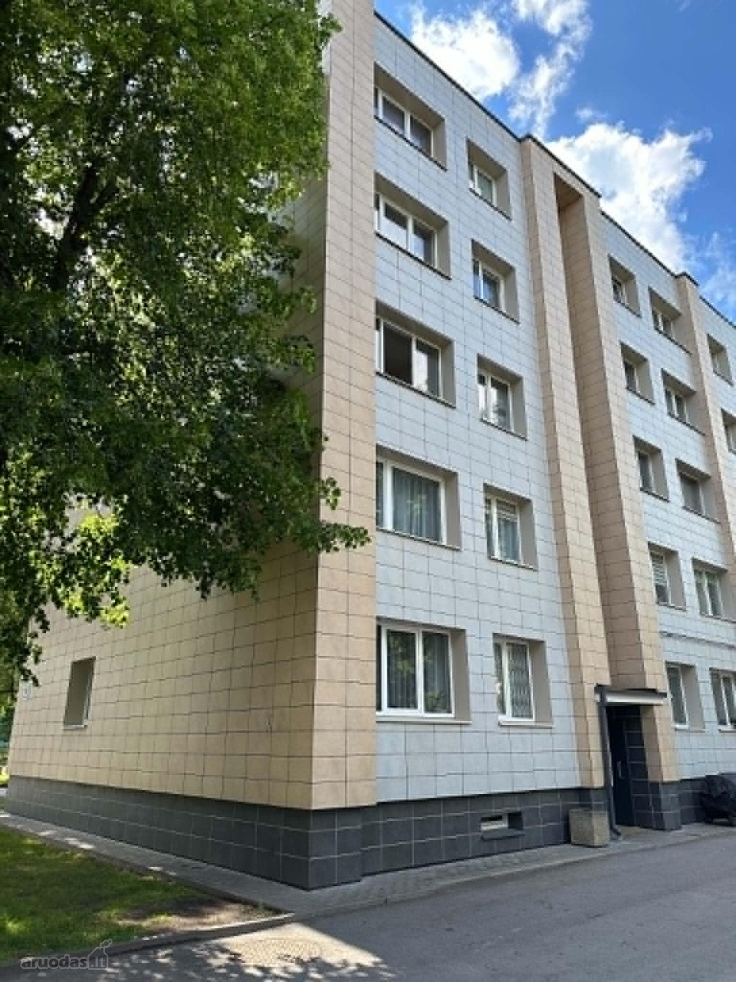 Parduodamas renovuotame name 4 kambarių butas