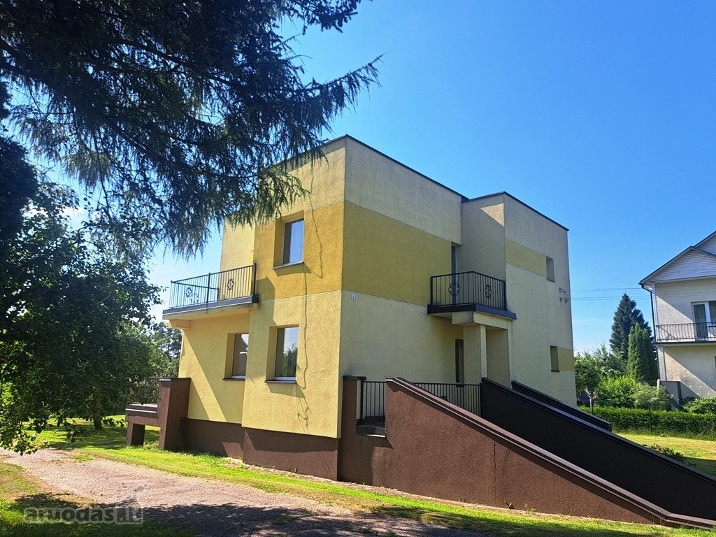 Parduodamas dviejų aukštų mūrinis renovuotas