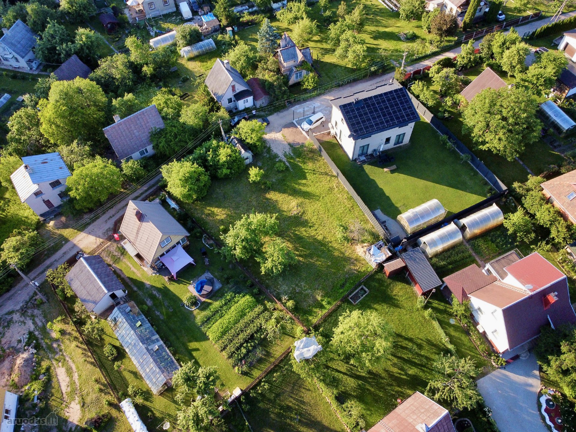 Sklypas yra ramioje sodų gyvenvietėje,
