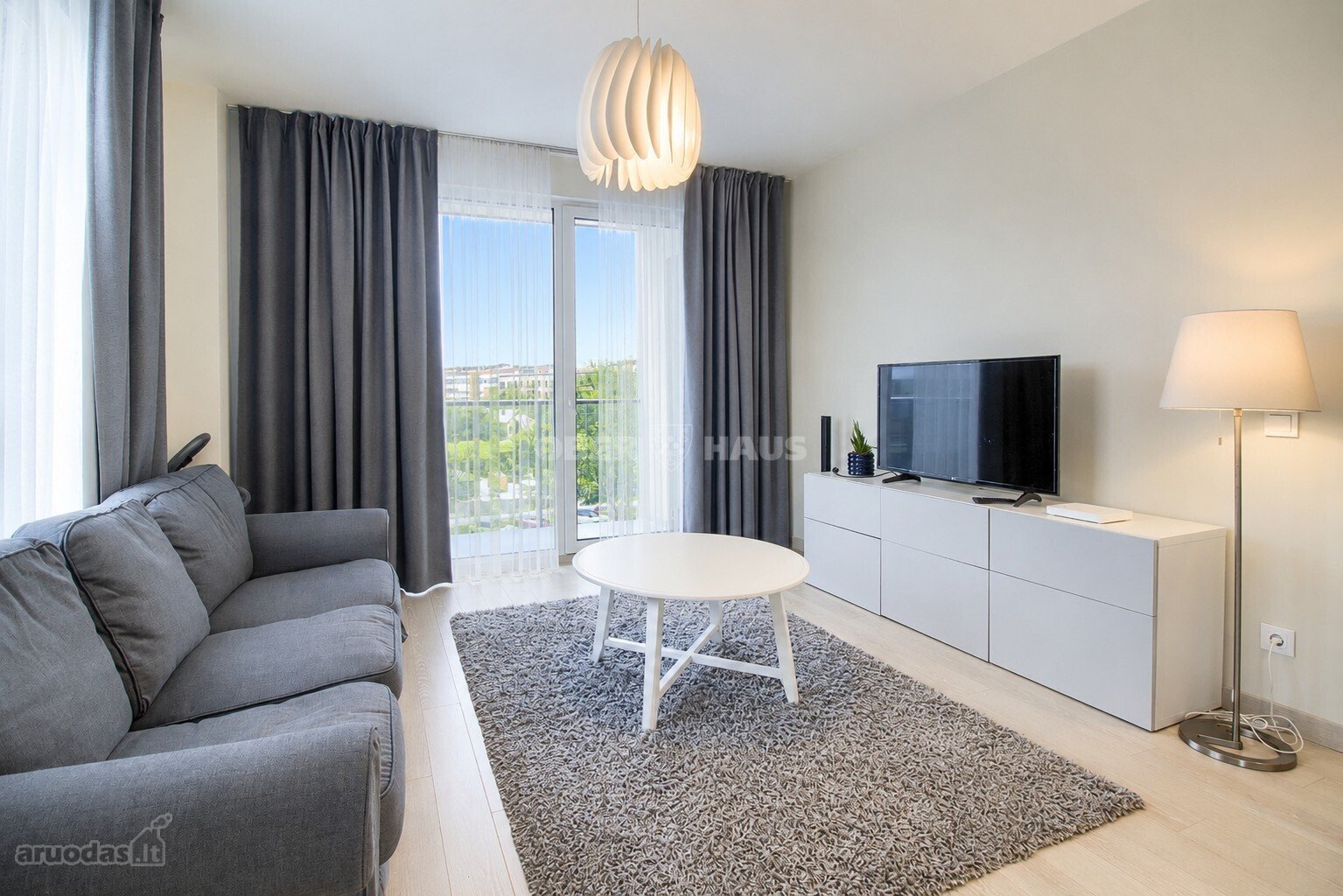 Išnuomojamas Modernus 2 Kambarių Butas Su