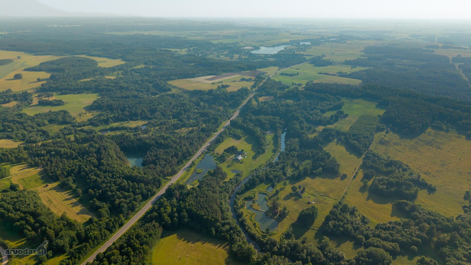 Parduodama sena sodyba su 2,5 ha žemės sklypu