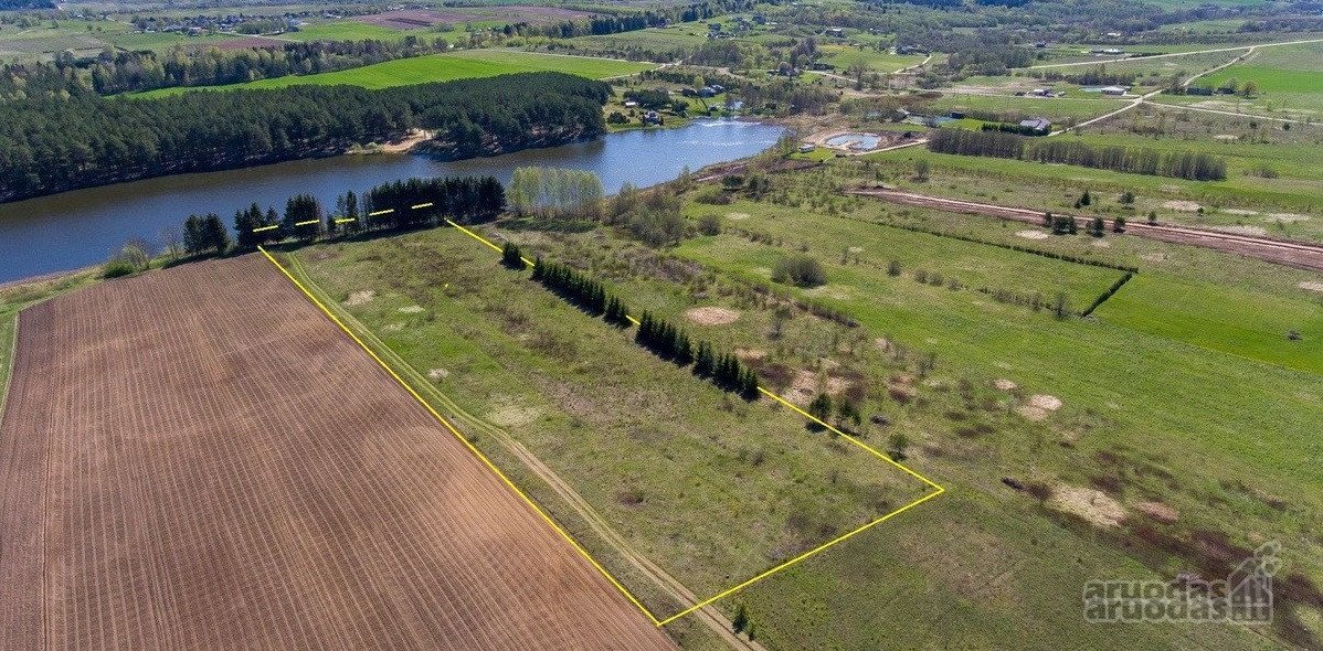 Parduodami du gretimi žemės sklypai prie