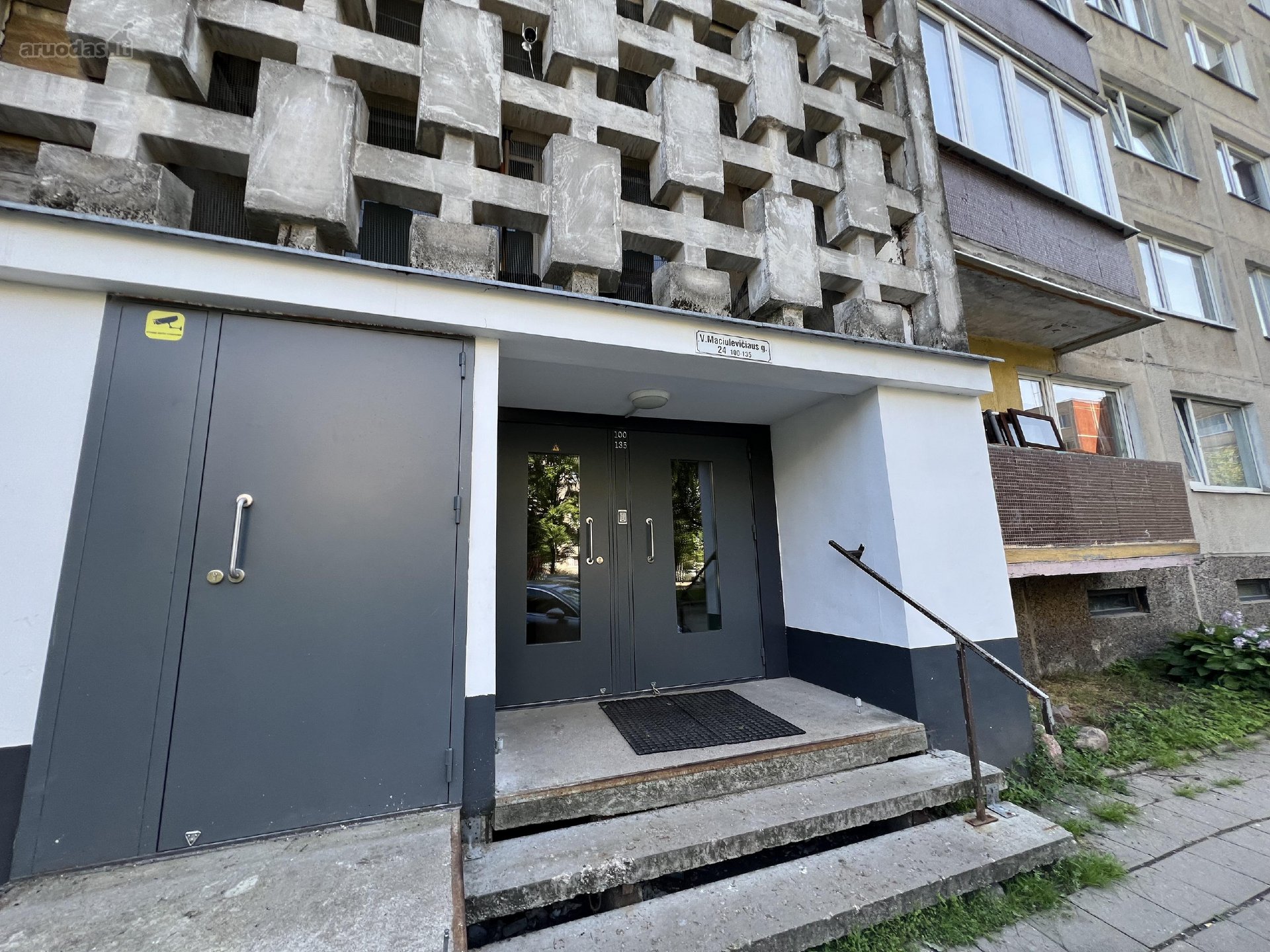 Parduodamas šviesus 2 kambarių butas