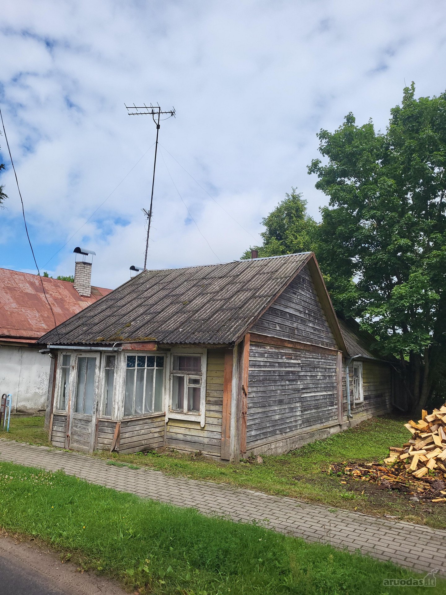 Parduodamas nedidelis namas su 6arų sklypu