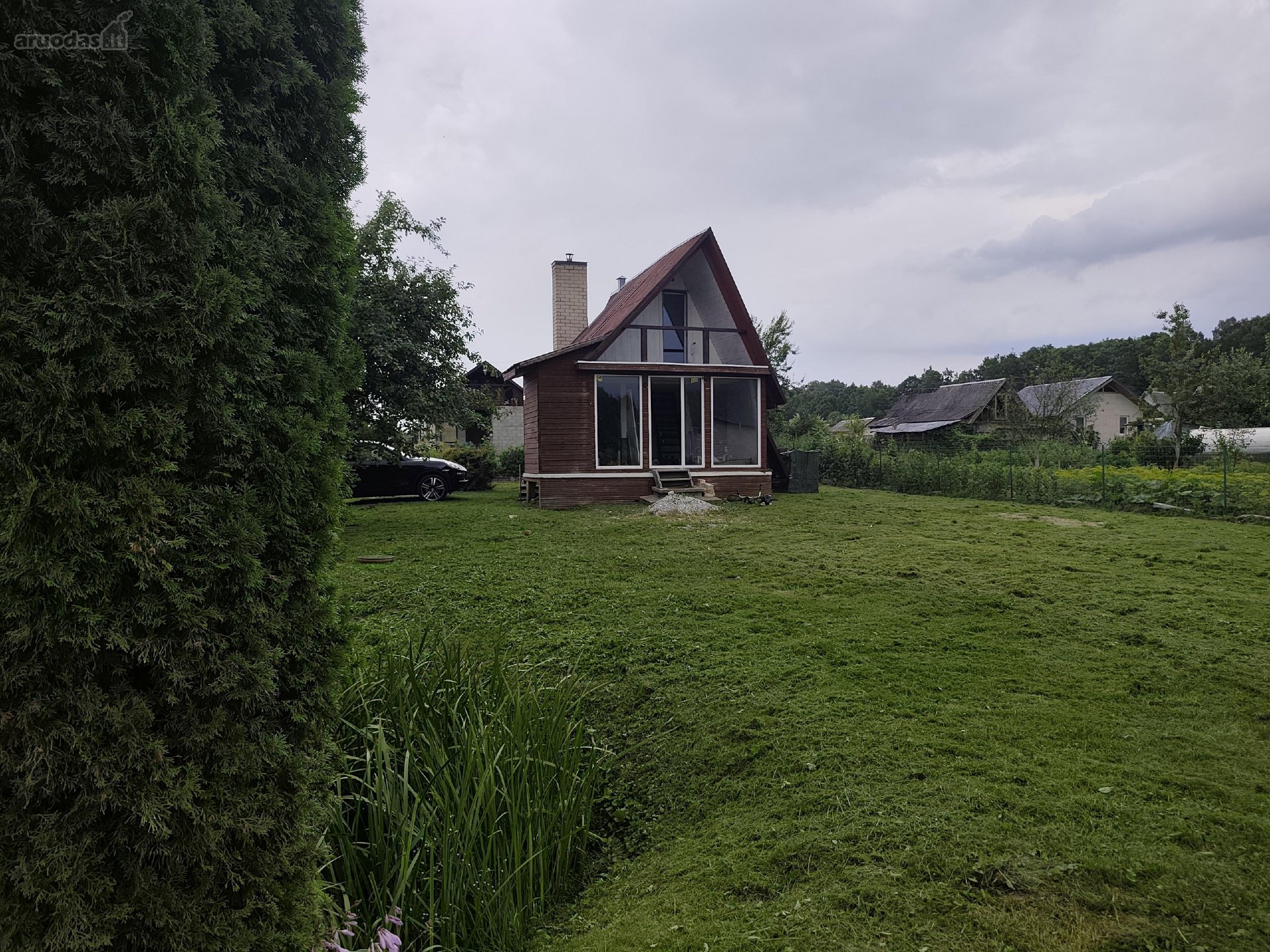 Sodo namas, ramioje vietoje, pavasarį