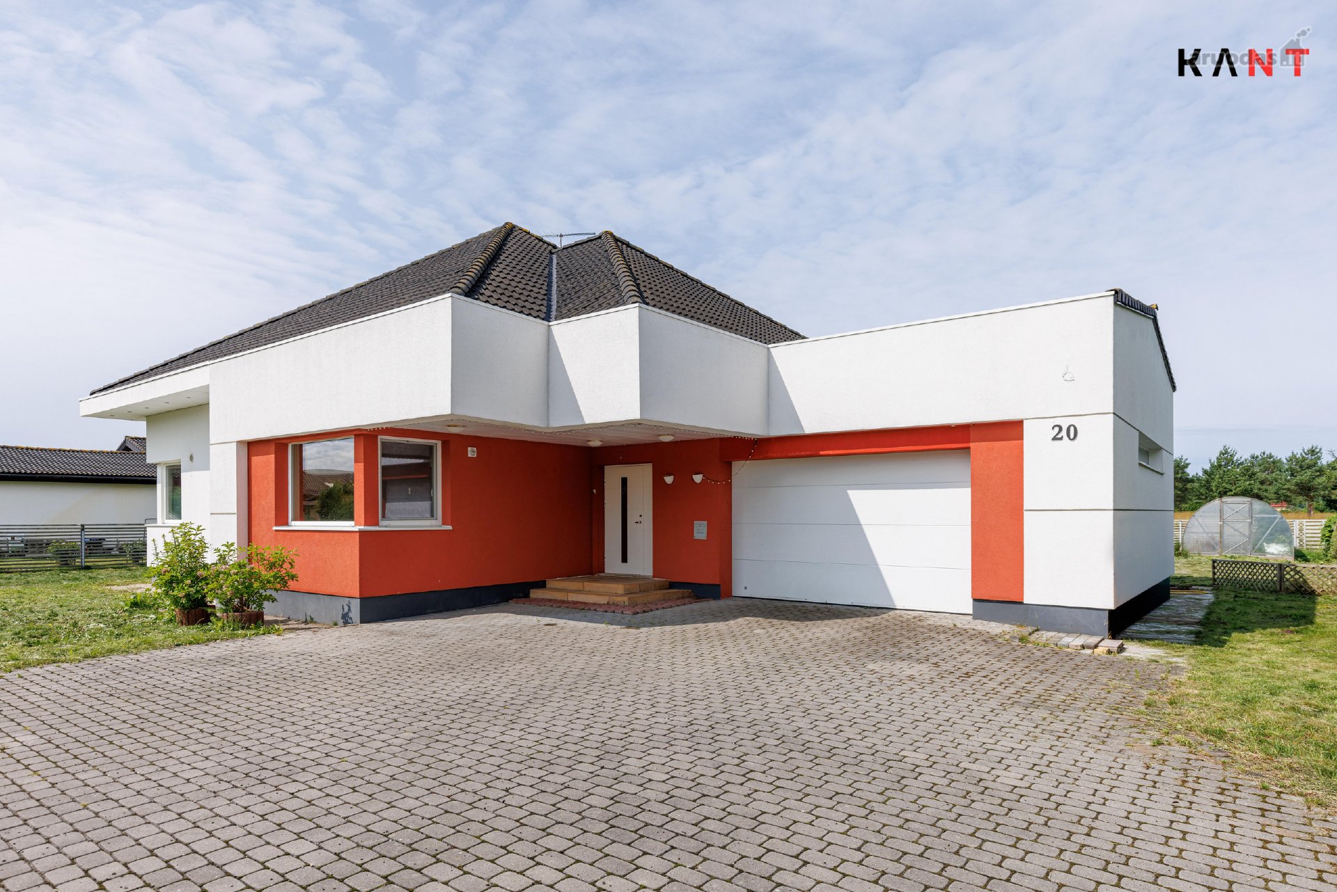 274 m² individualus namas  16,43 a sklypas 