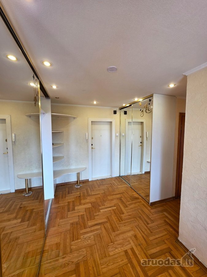 Parduodamas šiltas ir šviesus dviejų kambarių