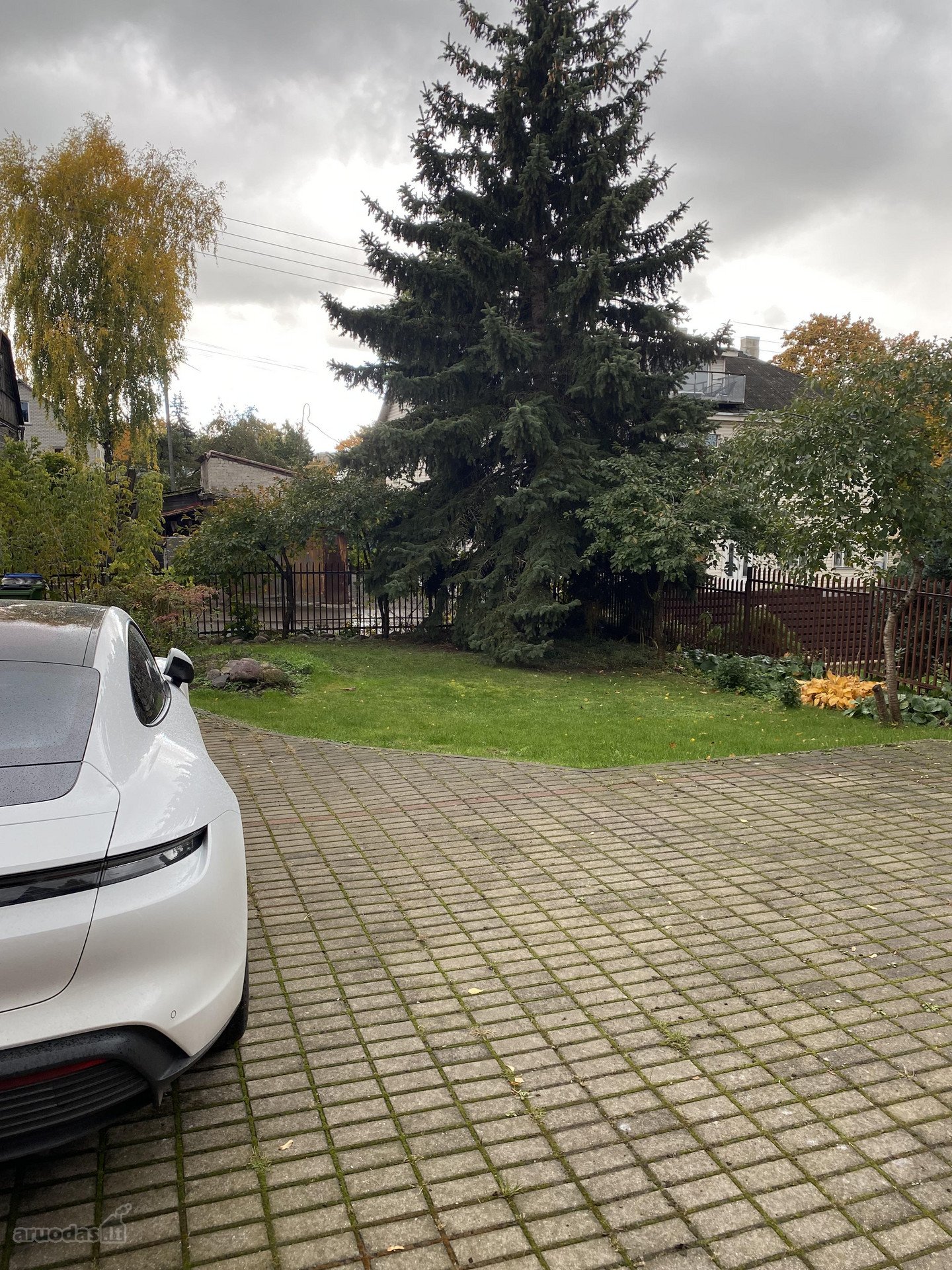 Nuosavas namas sudideliu kiemu automobiliu