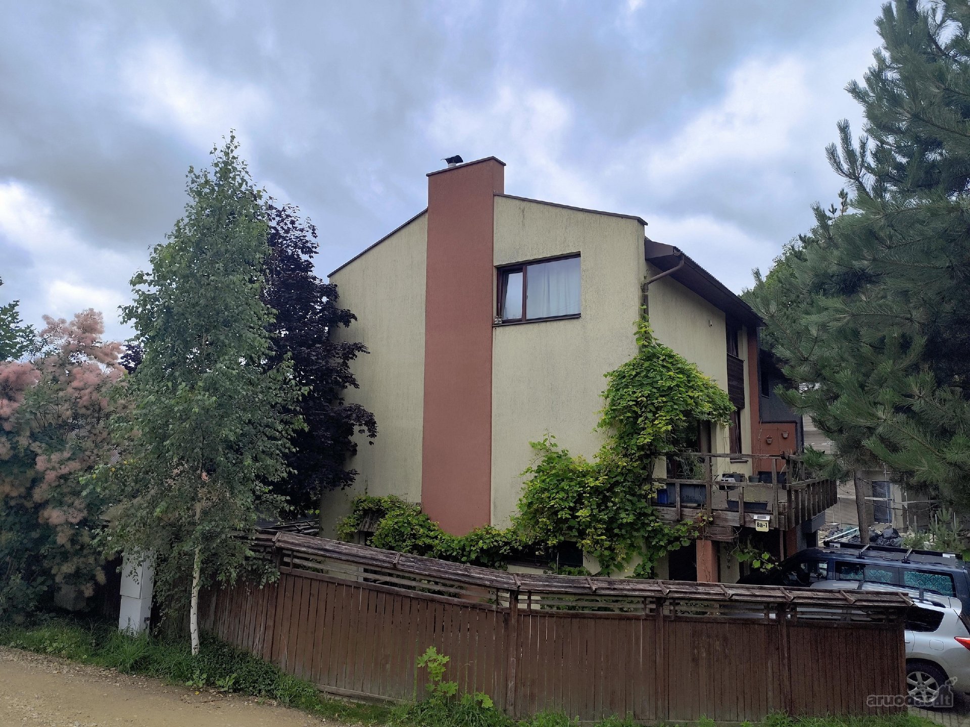 Three stoties high semi-detached house for