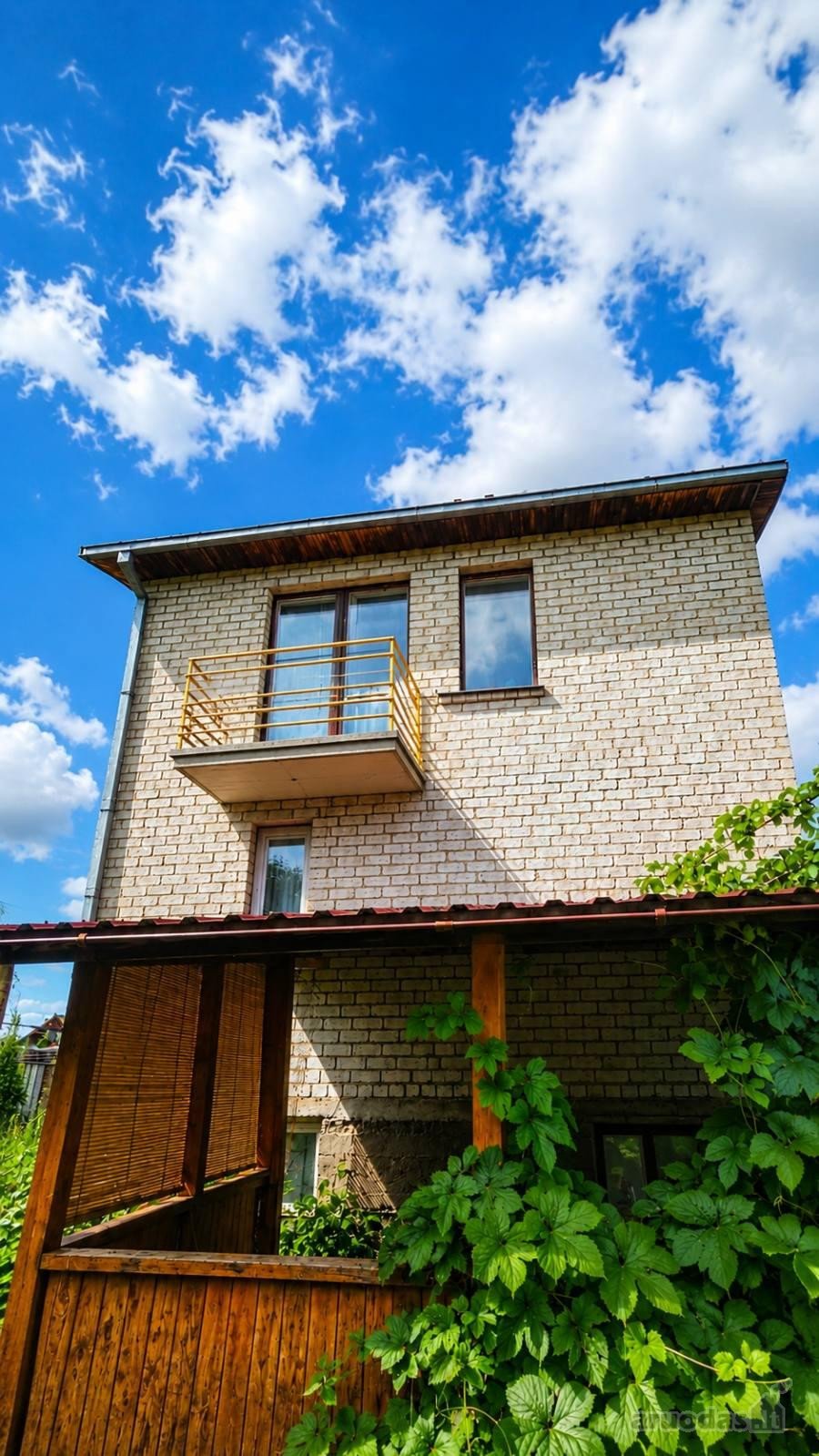 Namas įsikūręs sodų bendrijoje, ramioje