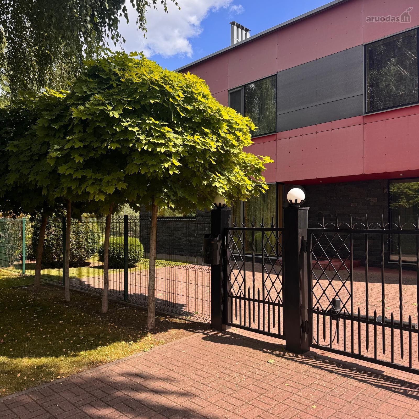 Parduodamas pilnai įrengtas, erdvus dviejų
