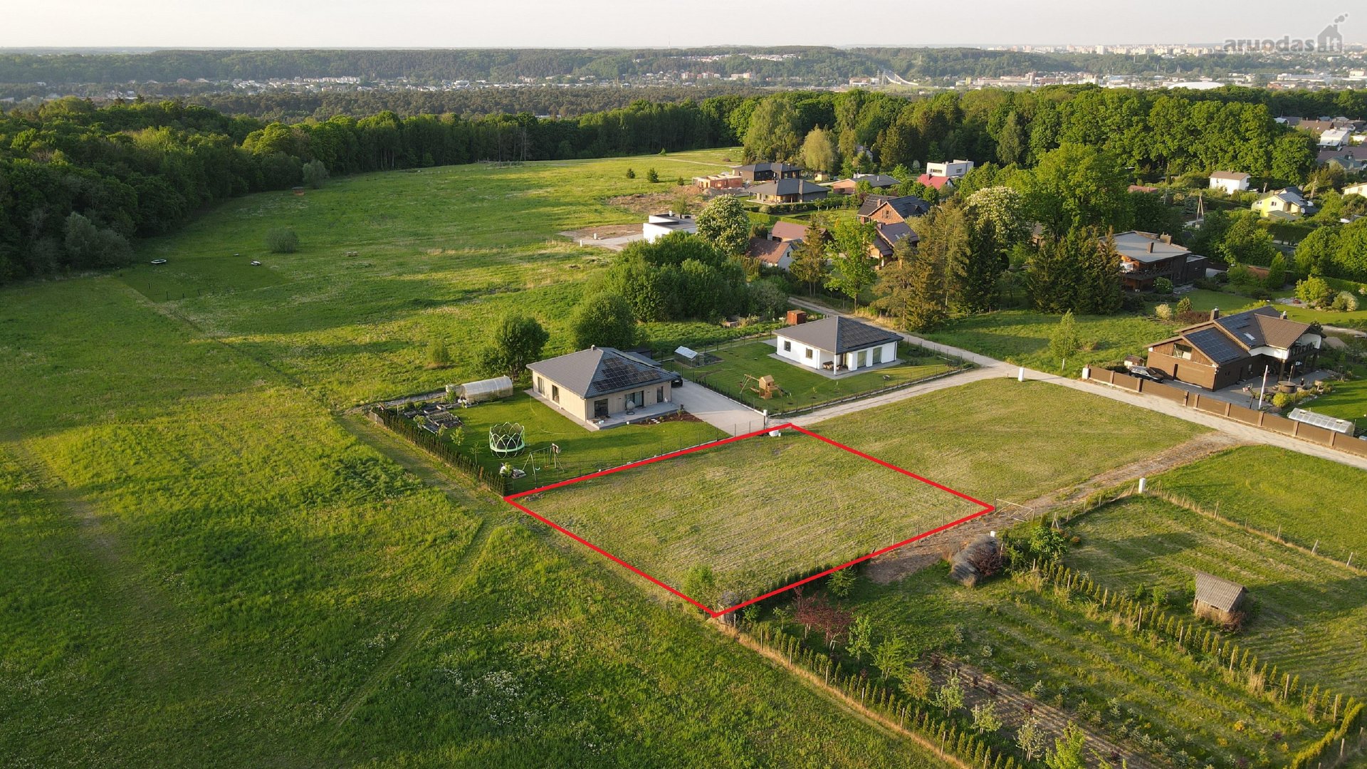 Sklypas yra Akademijos miestelio pakraštyje –