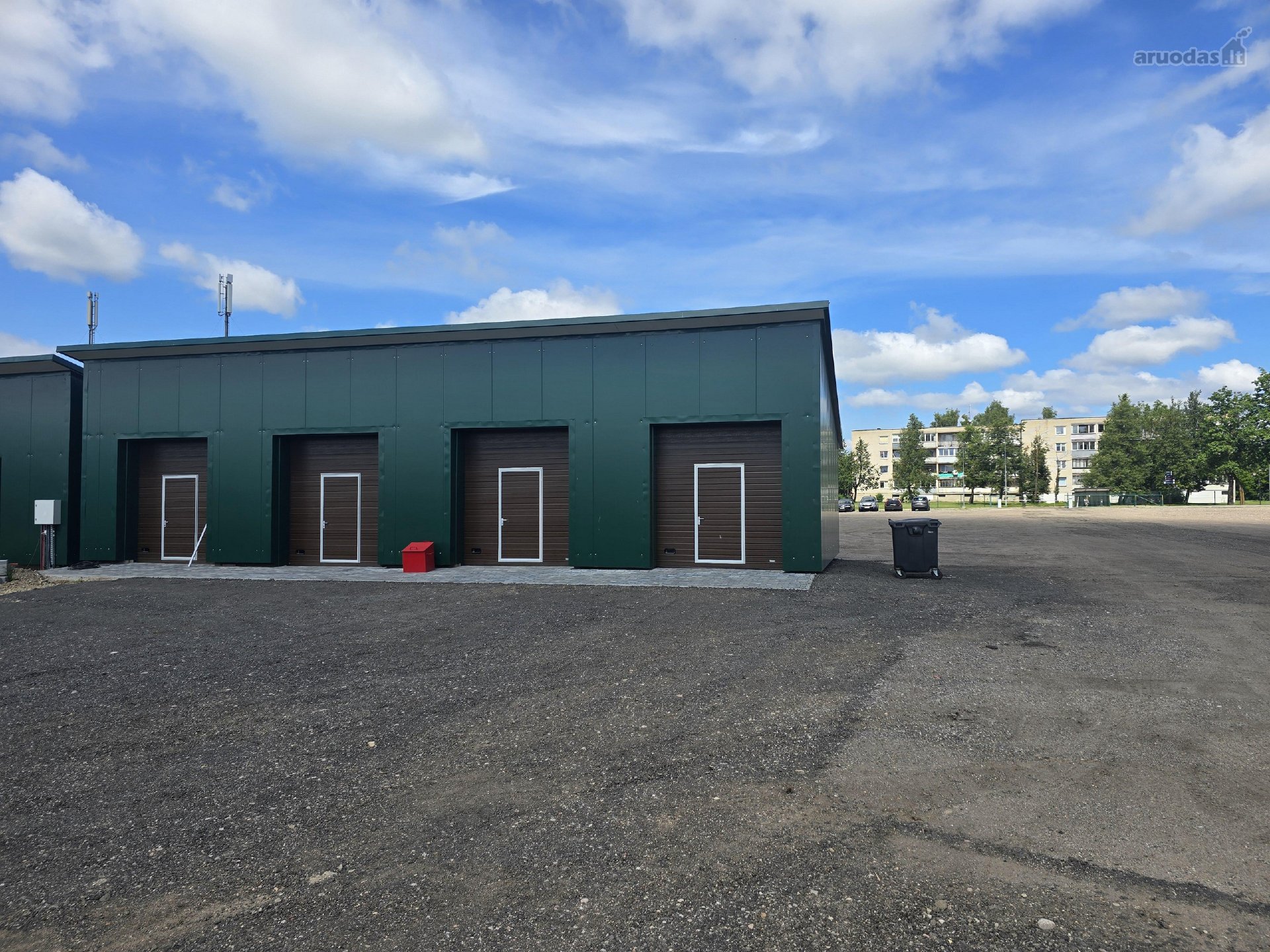 4,5 m. X 6,9 m Vartai 2,7 m. X 3 m.