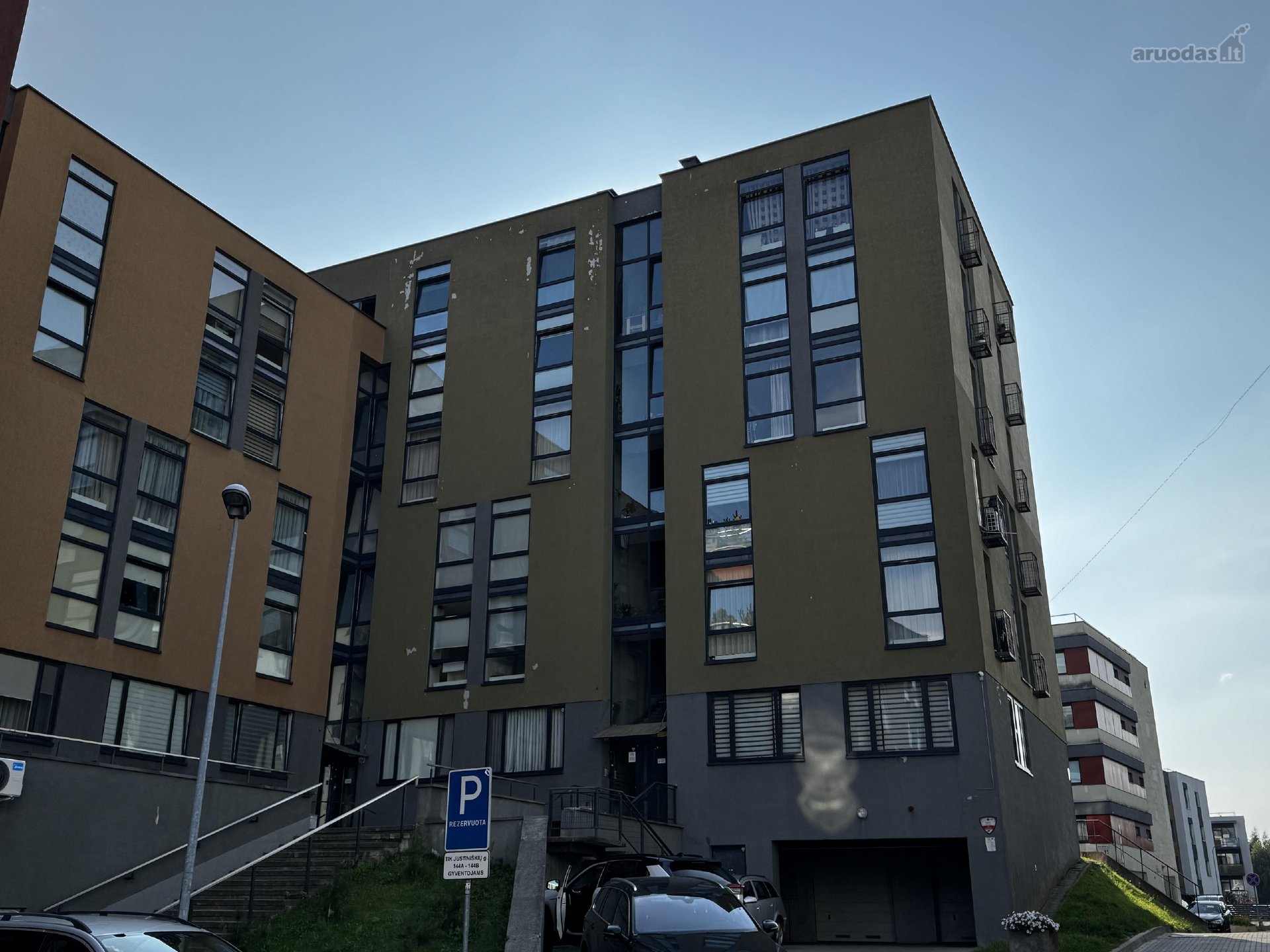 Išnuomojamas erdvus garažas su itin aukštomis