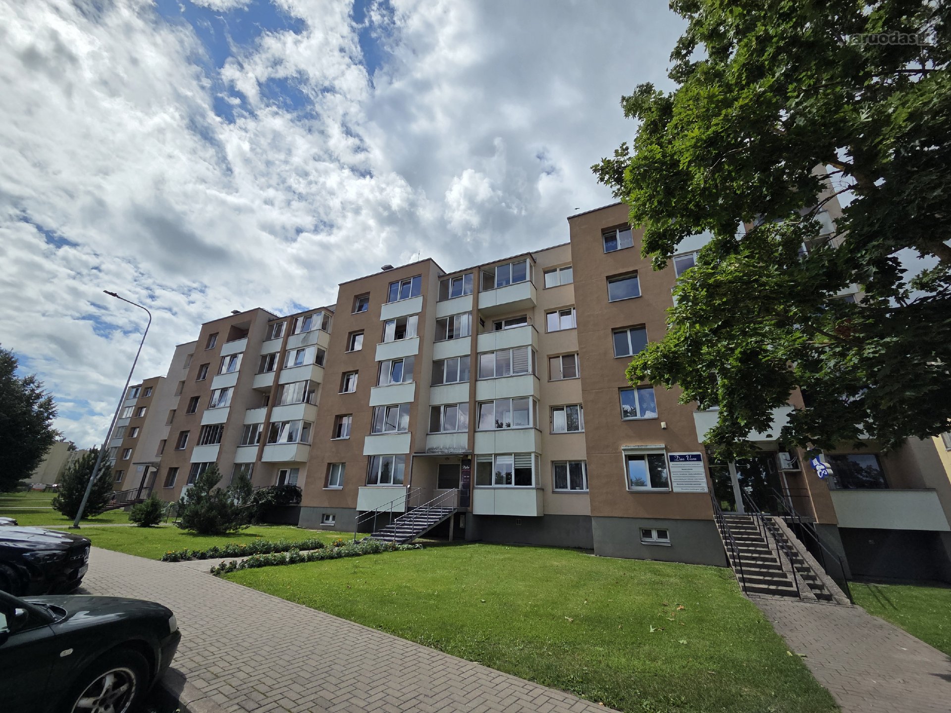 Parduodamas saulėtas ir šviesus dviejų