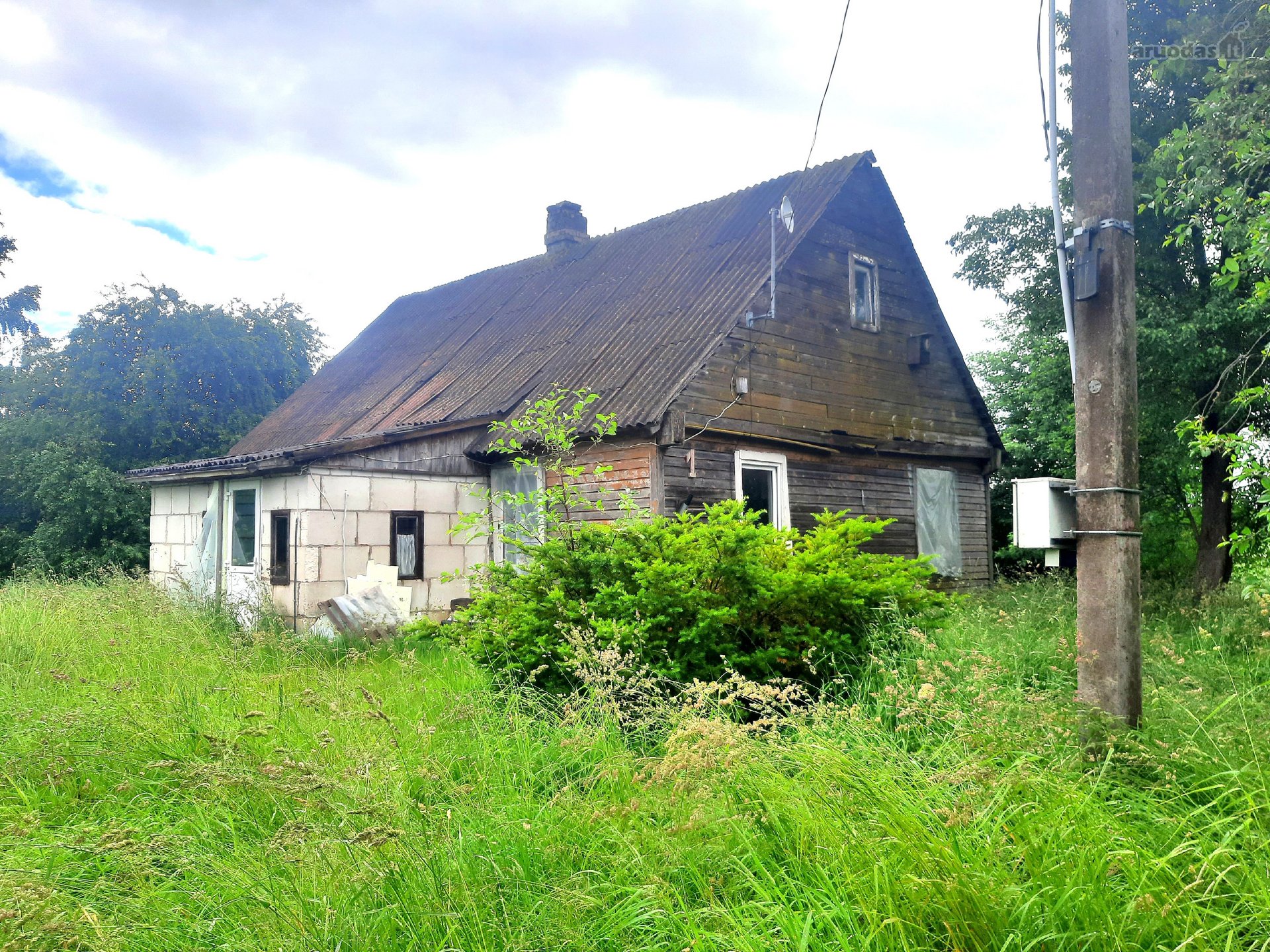 Gyvenamasis namas su žemės sklypu ir
