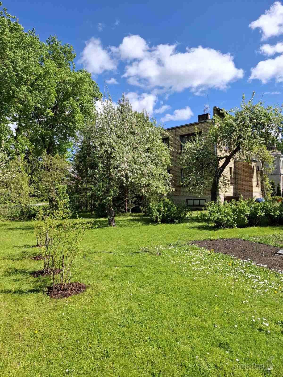 Parduodamas mūrinis namas su ūkiniais