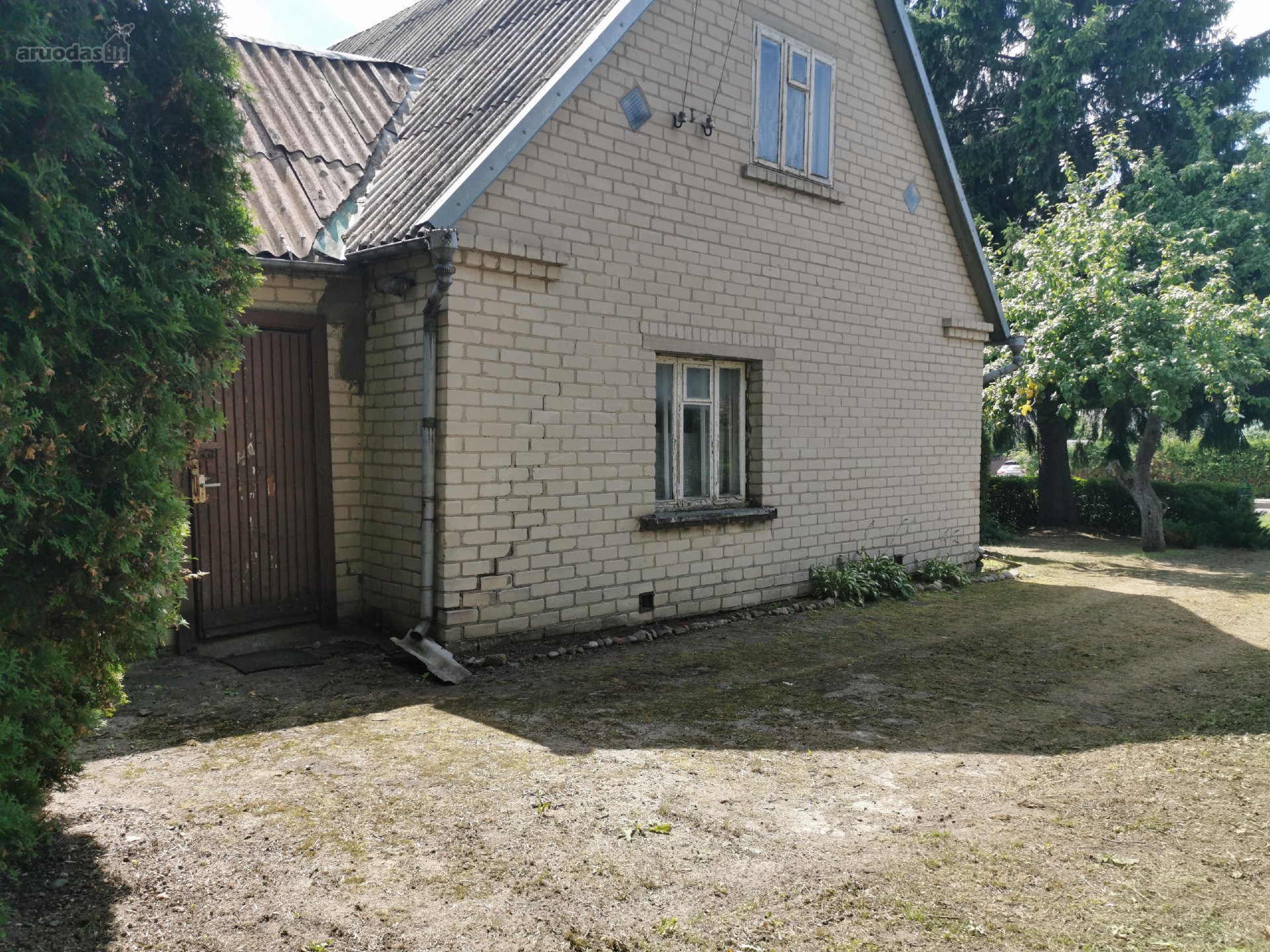 Parduodama puse namo su žeme puikioje vietoje.