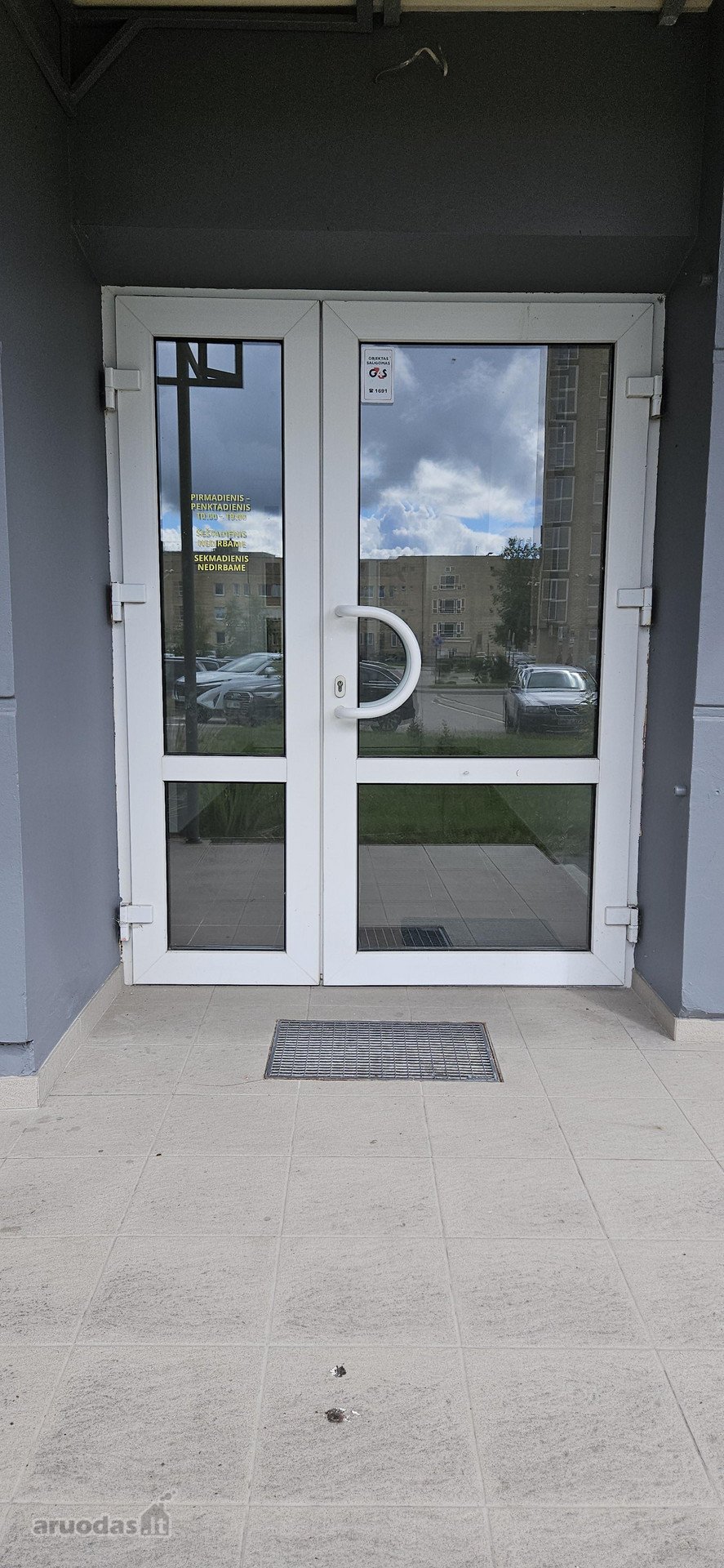 Buvusi vaistinė, tvarkingos patalpos prie