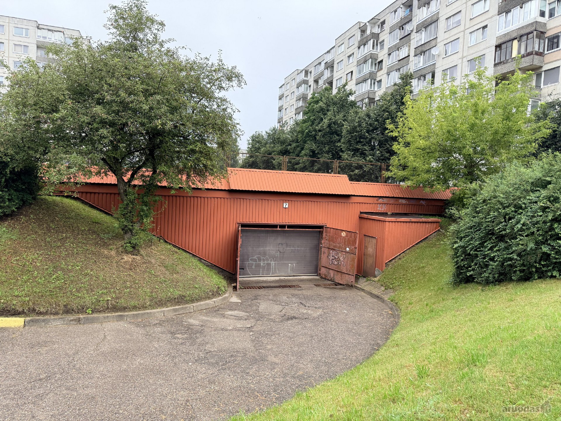 Parduodamas puikios būklės požeminis garažas