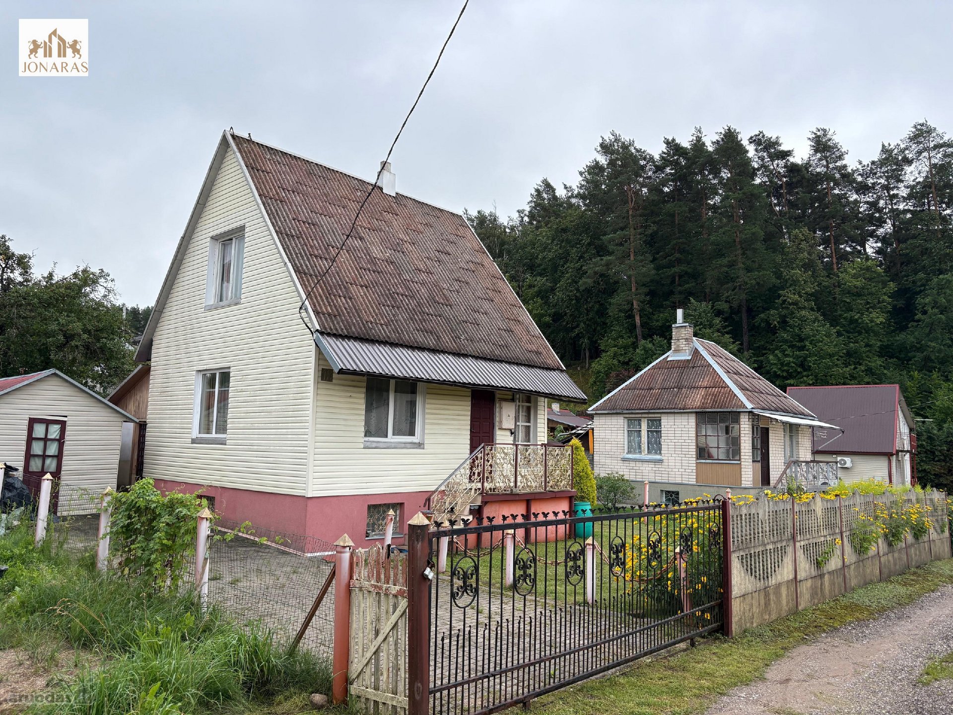 Parduodamas jaukus ir tvarkingas 2 aukštų