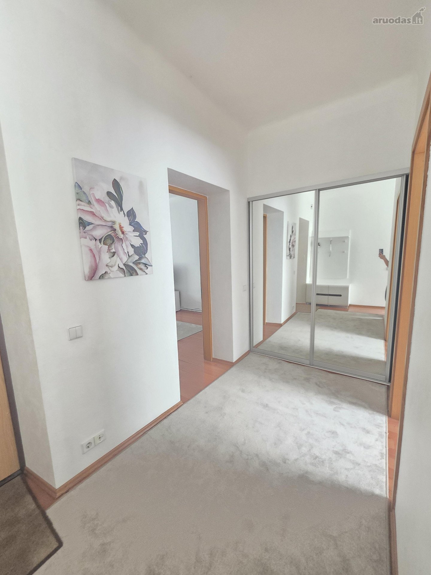 Siūlome išsinuomoti dviejų kambarių butą,