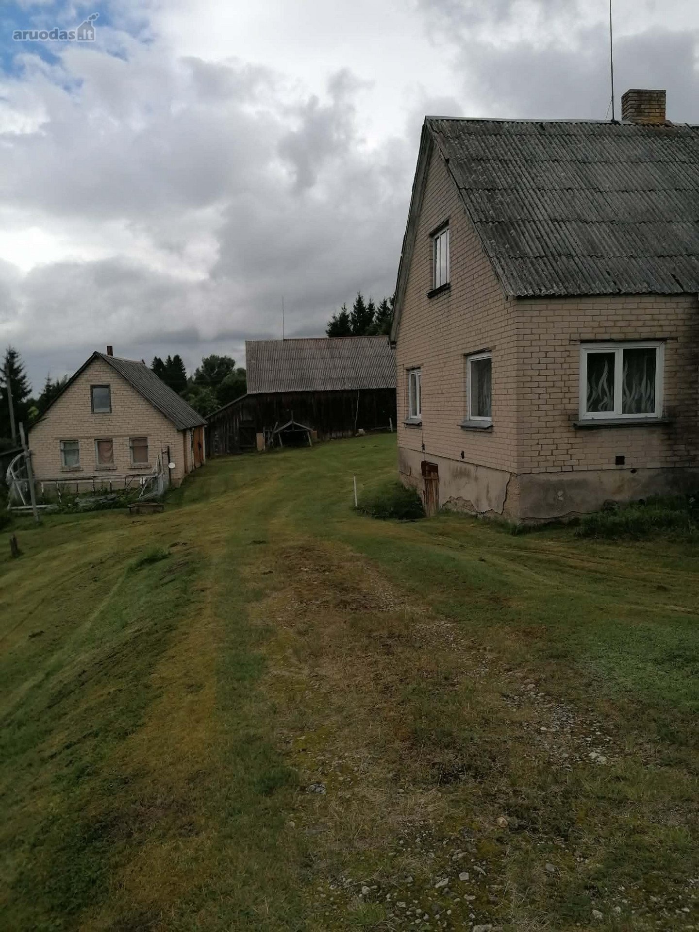 Parduodamas gyvenamas namas su 0,7 h. žemės