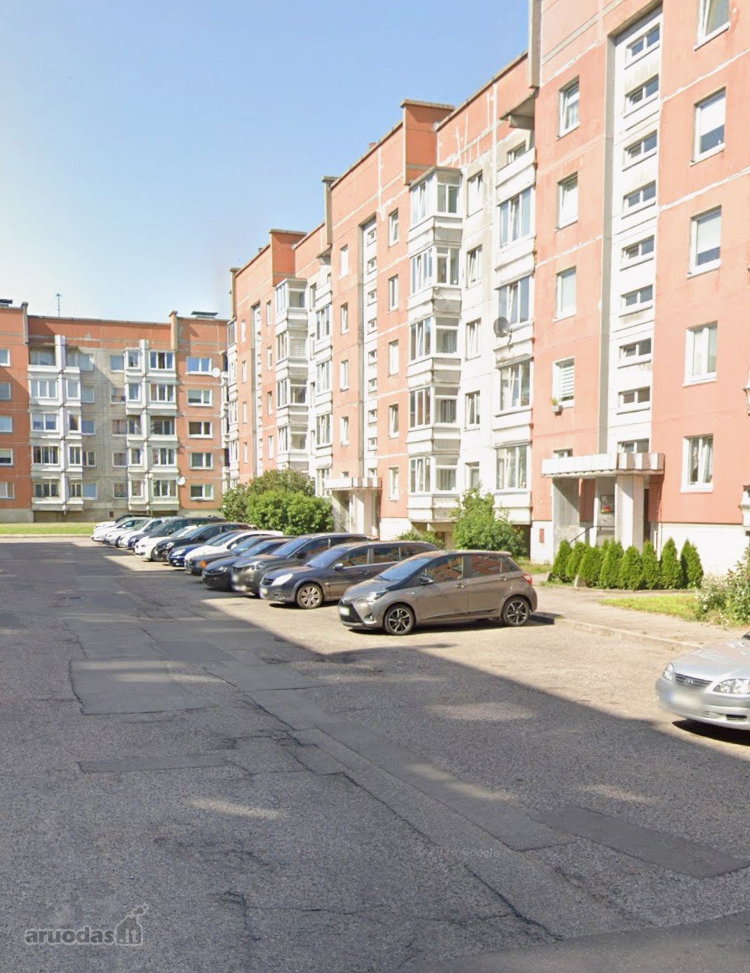 Parduodamas 2 kambarių butas su holu