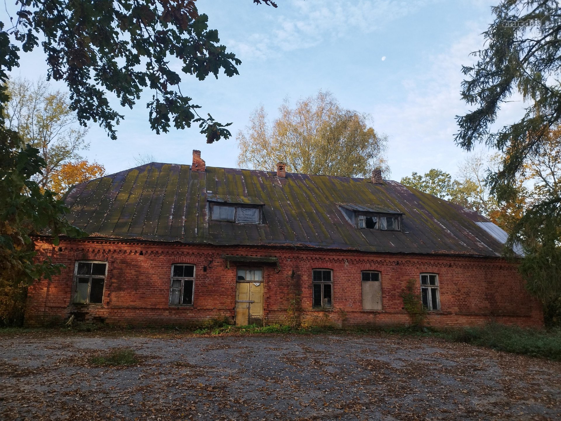 Sodyba su maždaug 4-ių hektarų sklype esančiu