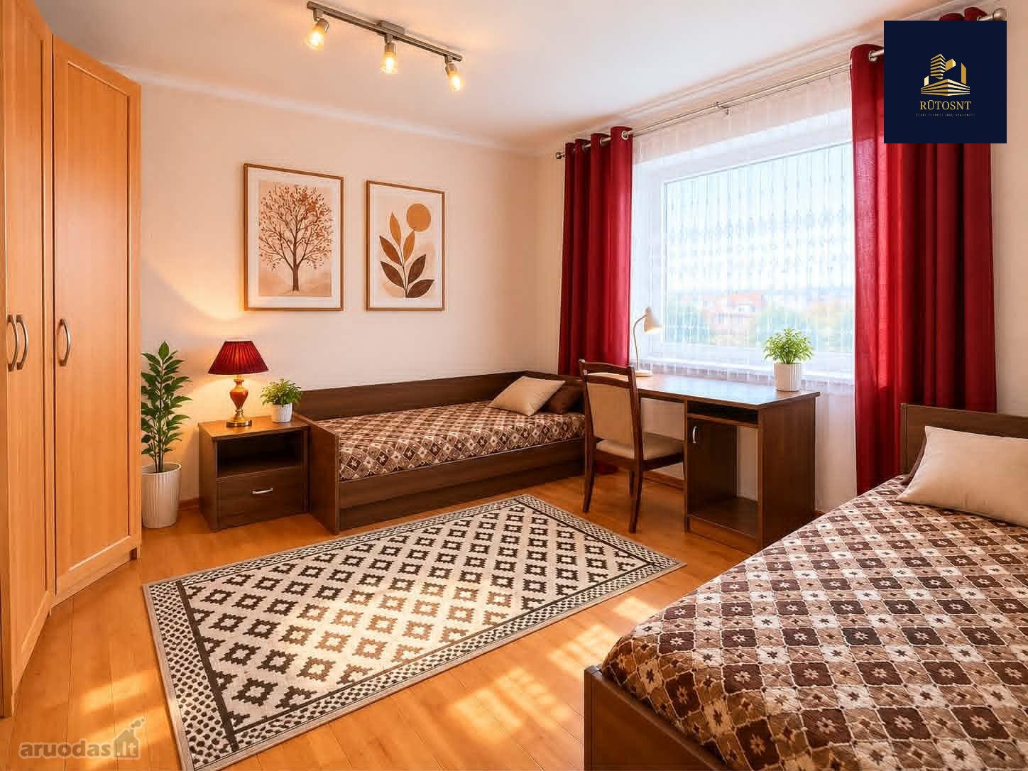 Erdvus 3 Kambarių Butas Su Įstiklintu Balkonu