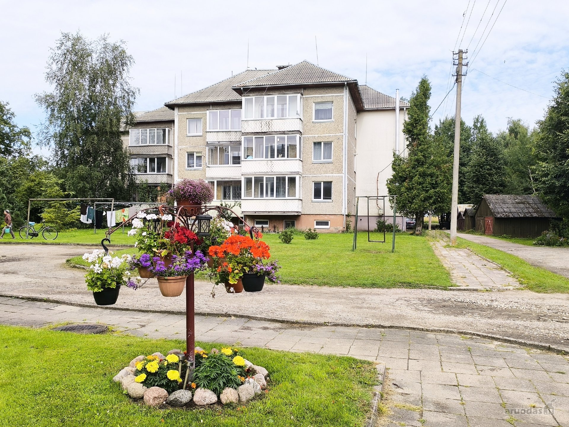 1 aukšte parduodamas erdvus 2 kambarių butas