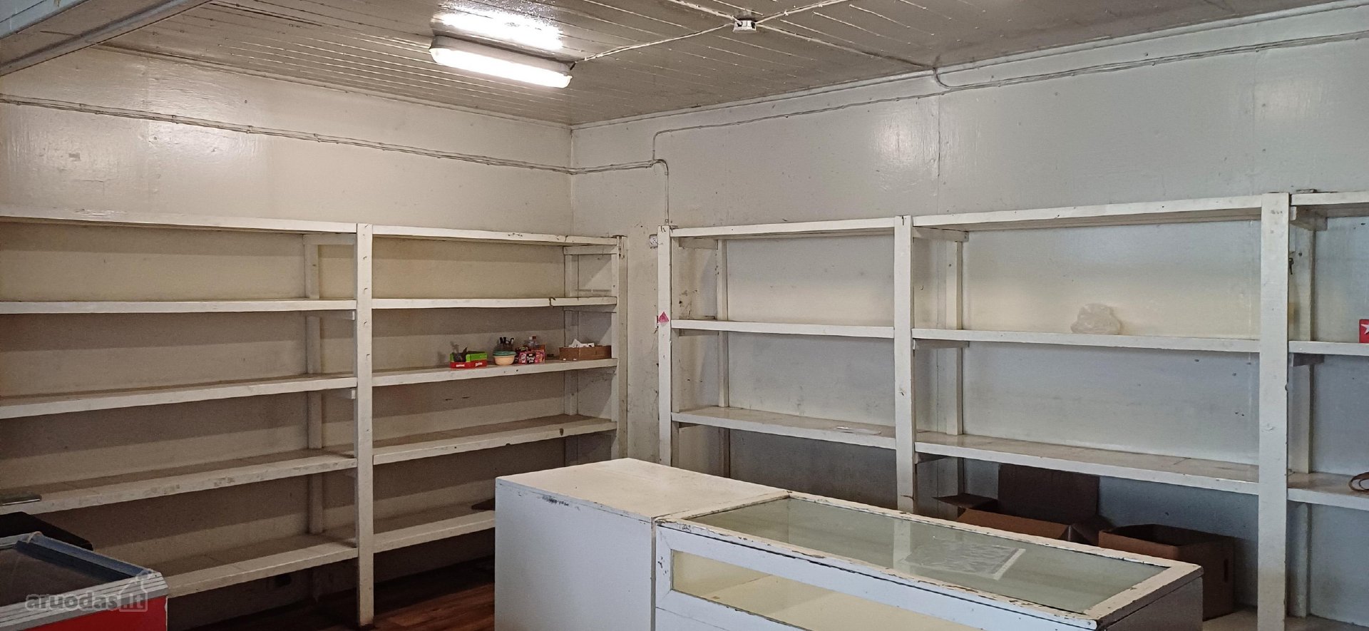 Išnuomojame pastatą su žemės sklypu. Yra