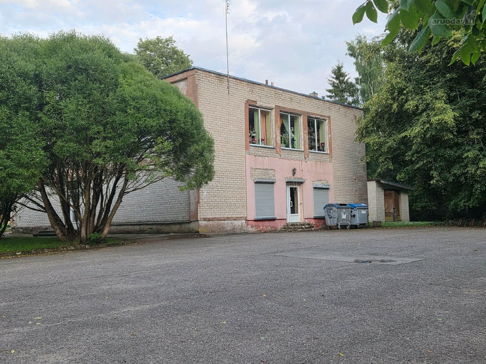 Parduodamas 418 m² dviejų aukštų mūrinis