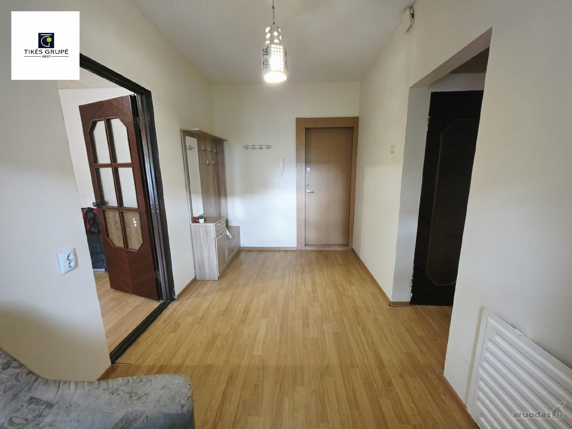 Parduodamas erdvus 2 kambarių butas su holu