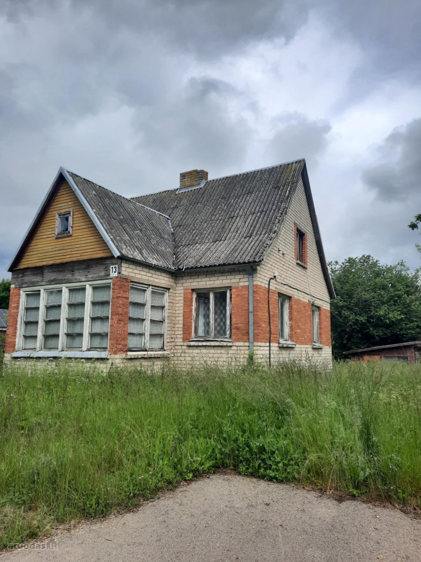 Parduodamas gyvenamasis namas su sklypu