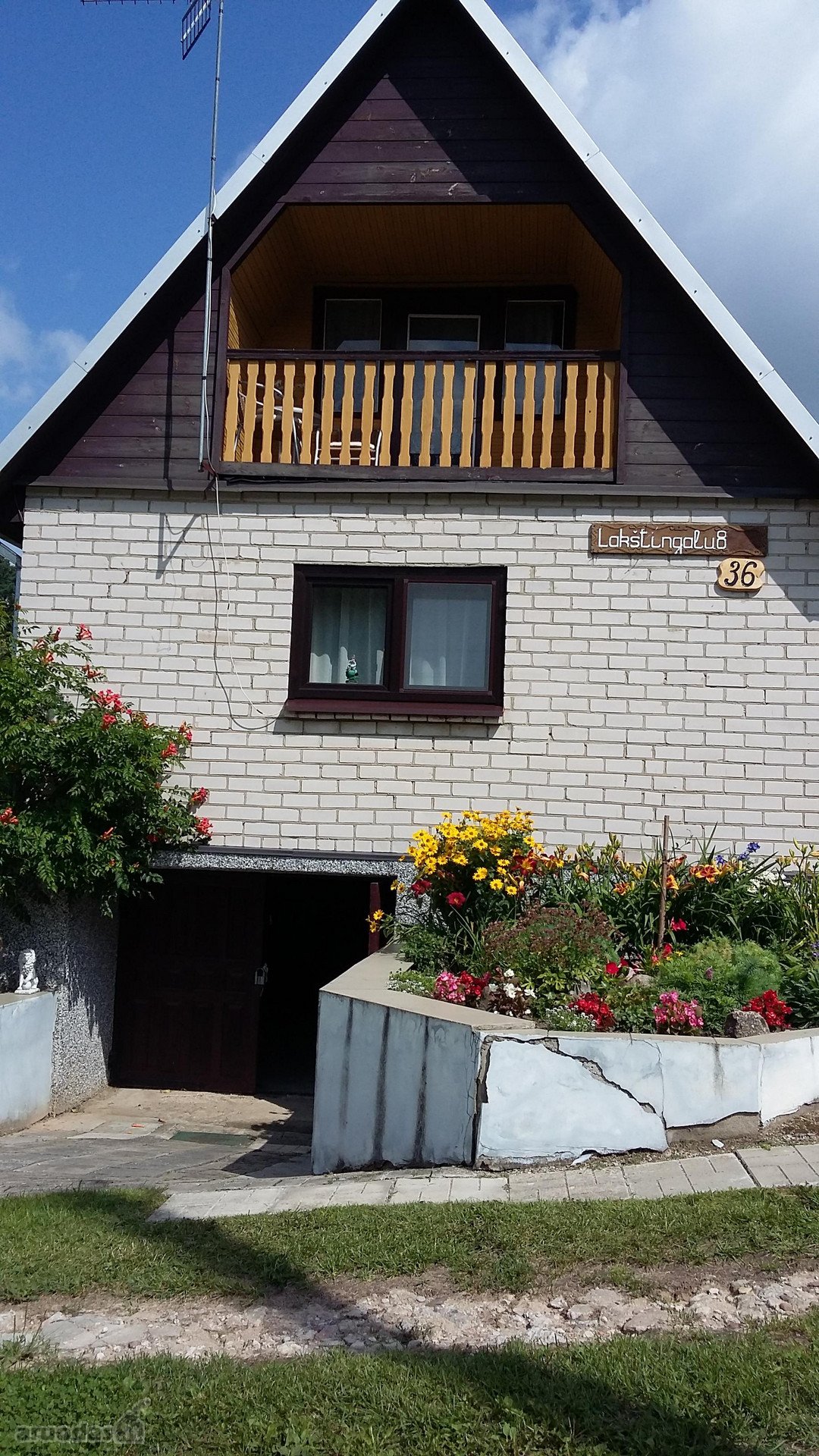 Sodas randasi ramioje vietoje , prie miško