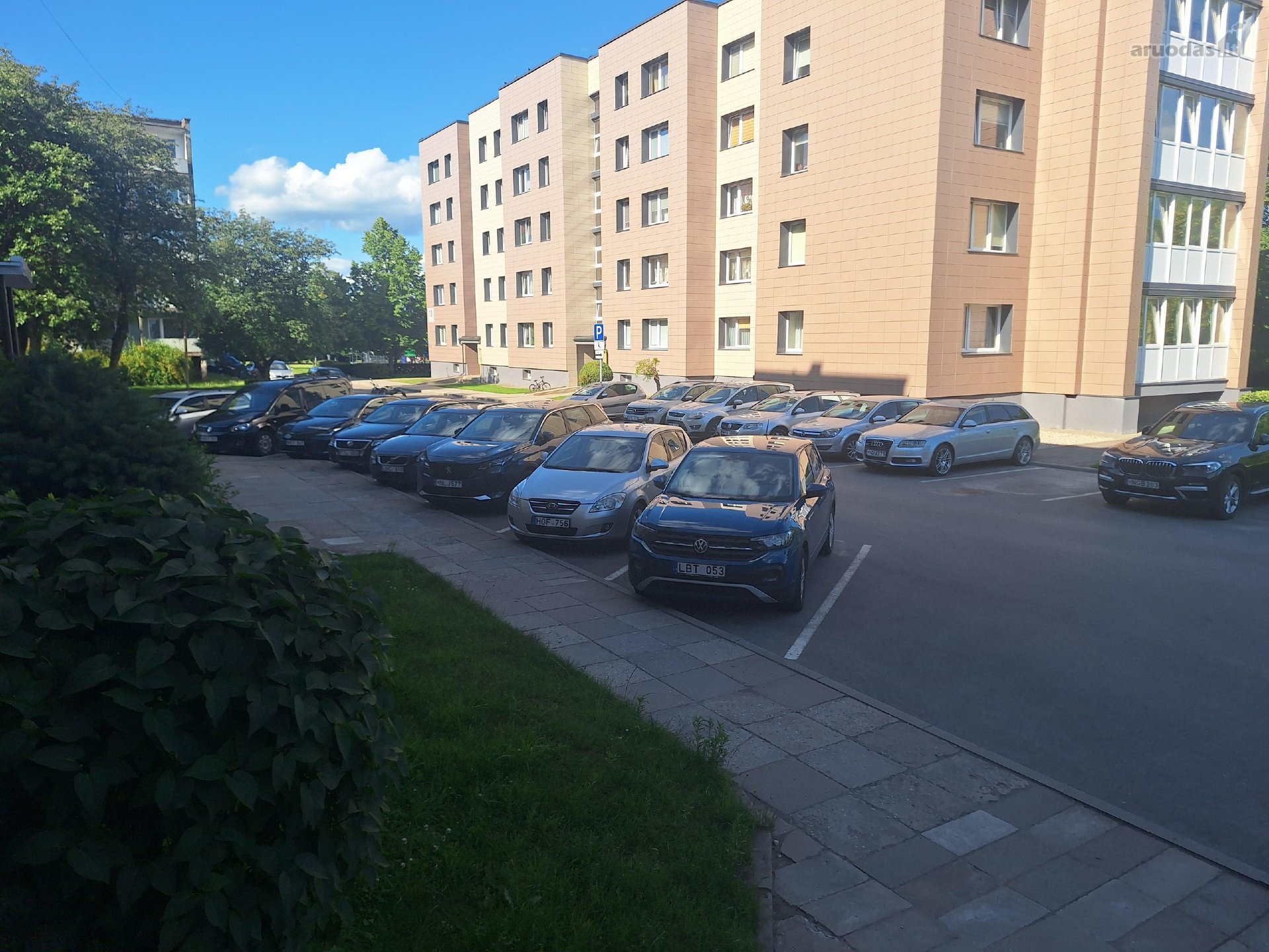 Parduodu vieno kambario butą Mažeikiuose.