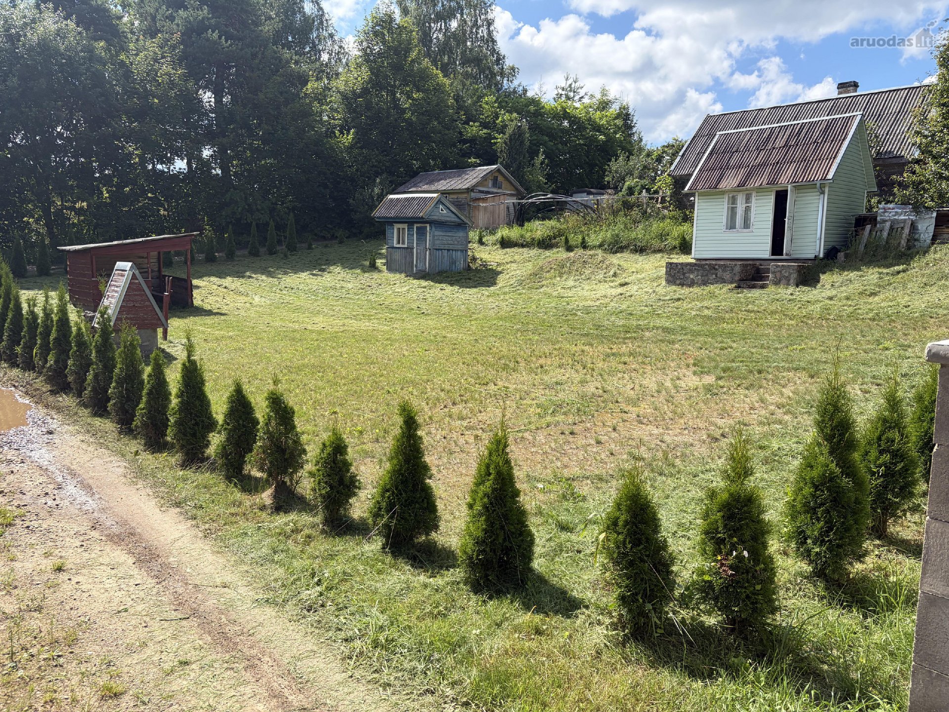 Sklypas įsikūręs ramioje, tvarkingoje ir