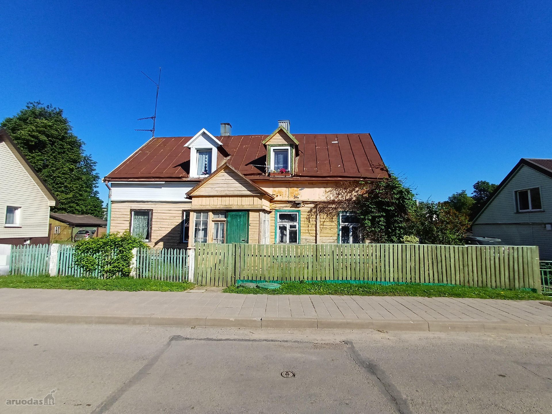 Parduodama dalis namo su dalimi žemės sklypo