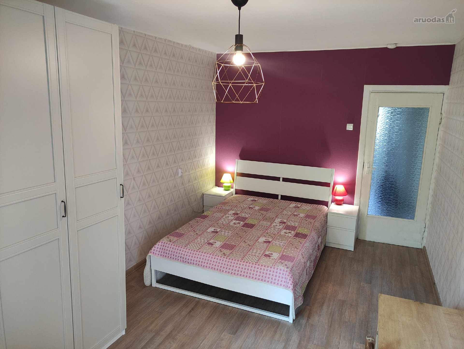 Išnuomojamas erdvus 3 kambarių butas