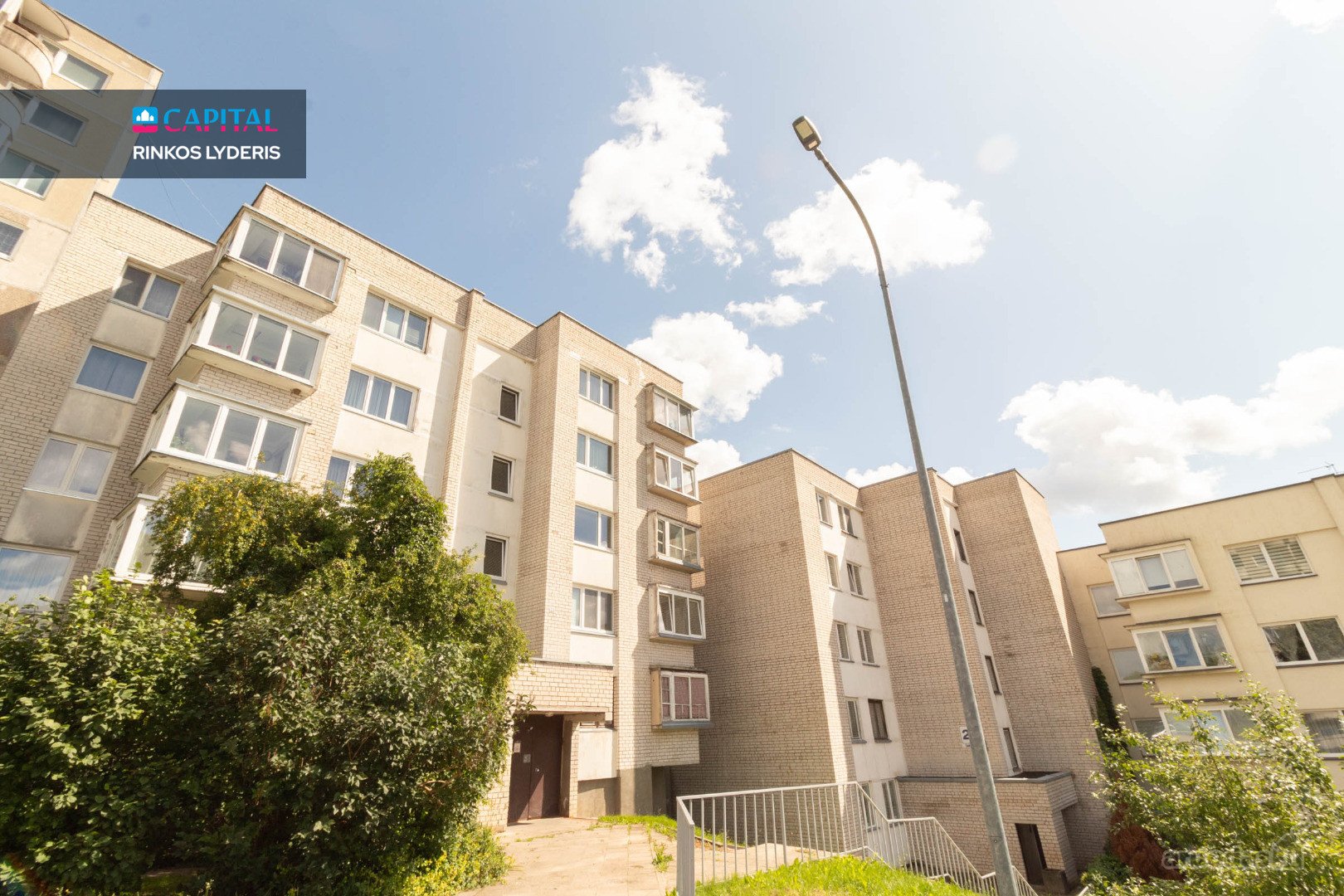 Butas Mūriniame Name Šalia Parko Ir Elektrėnų