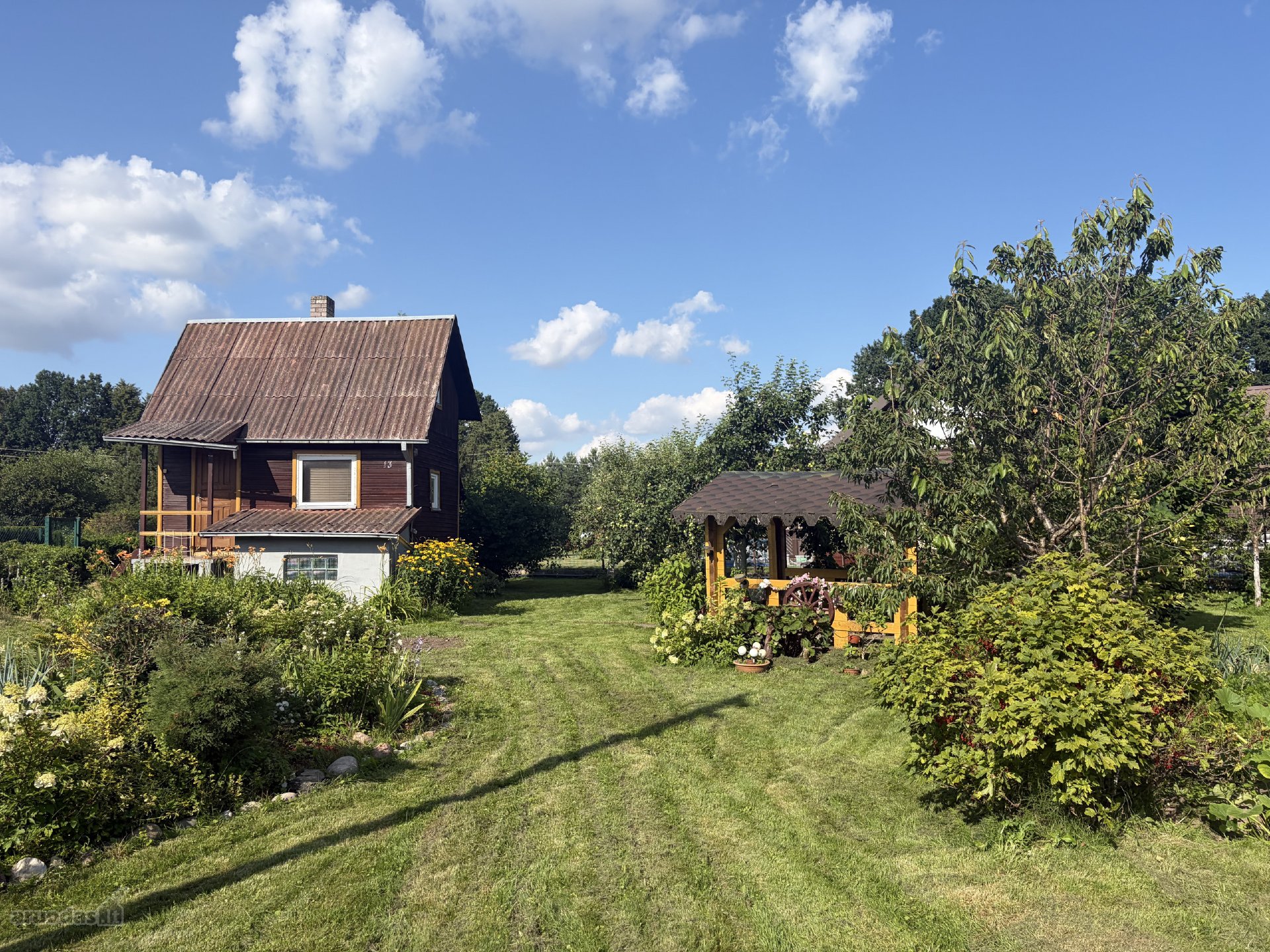 Parduodamas sodo namas su 7arų sklypu