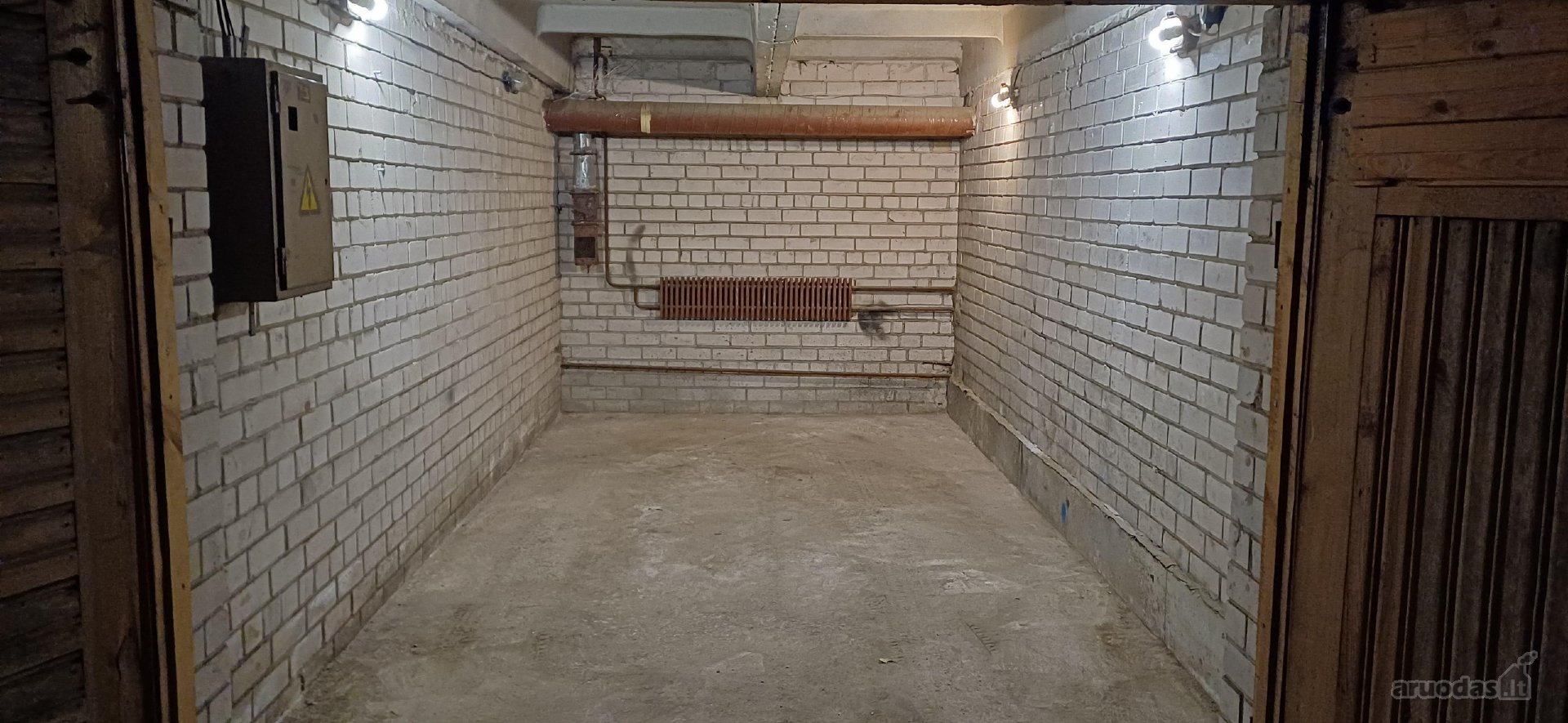 Išnuomojamas požeminis garažas .