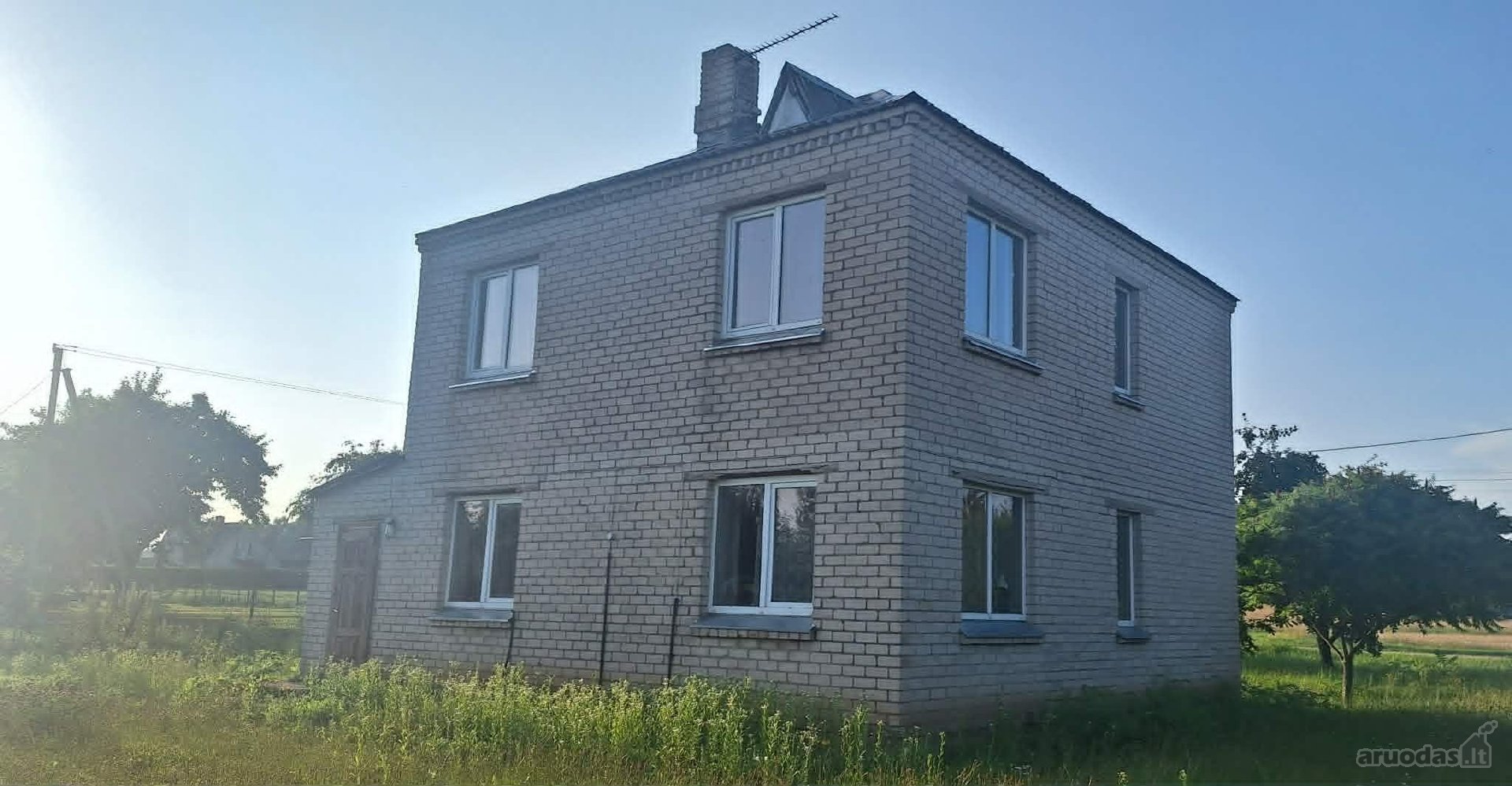 Namui reikalinga renovacija.yra ūkiniai pasatatai.
